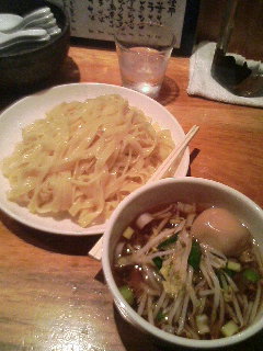 [写真:すずらん・醤油つけそば大盛(ひもかわ麺)]