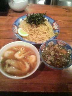 [写真:八雲・黒だしつけそば特製ワンタン付き麺特盛]