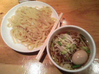 [写真:すずらん・つけそば大盛(ひもかわ麺)]